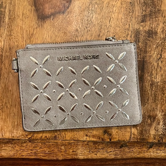 gray and sliver Michael Kors coin/card holder. - Picture 1 of 7